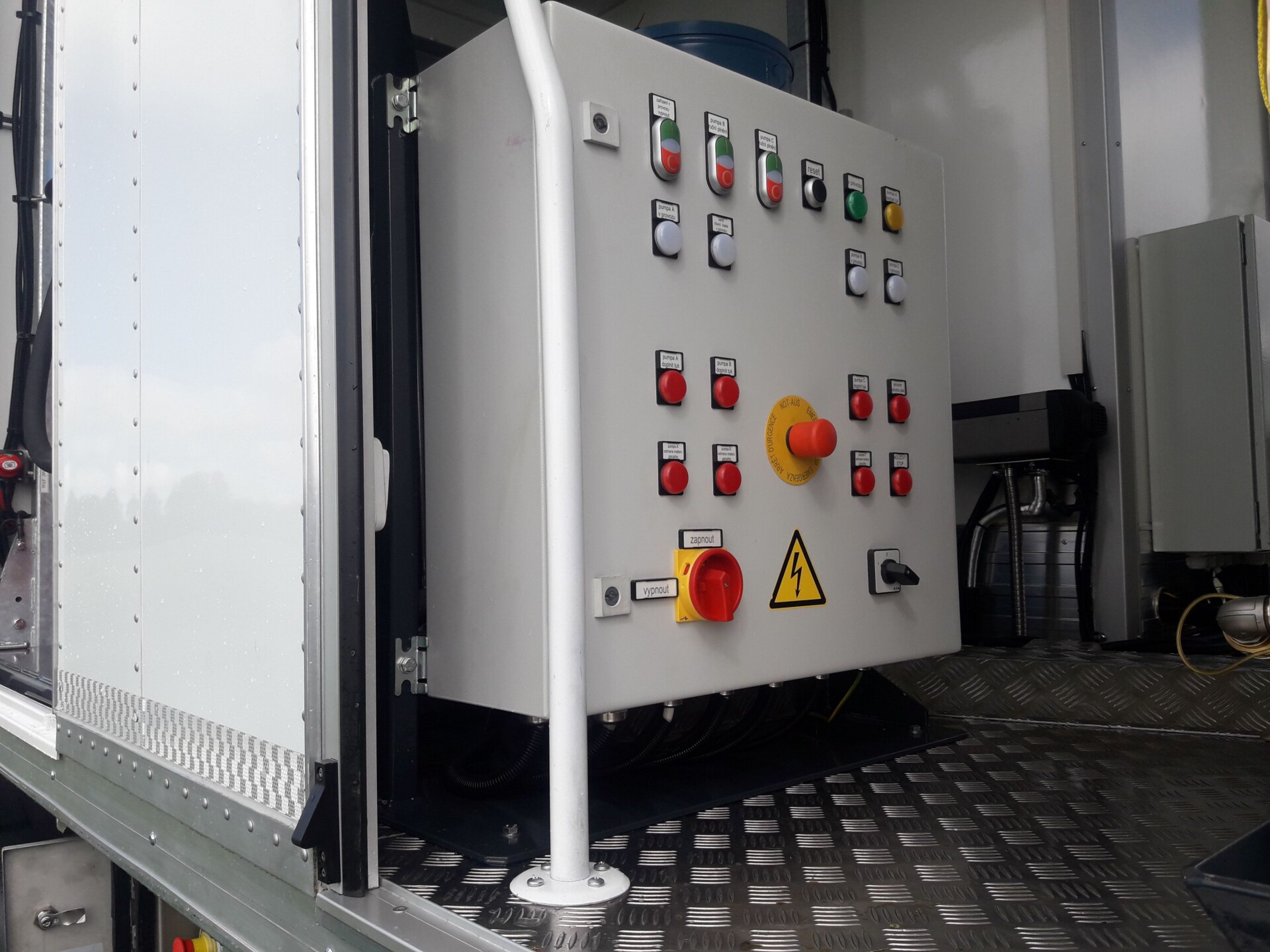 Skříňové servisní moduly na oleje, tuhá maziva a další tekutiny a pro realizaci servisních operací typ CN-MV - Obrázek 15