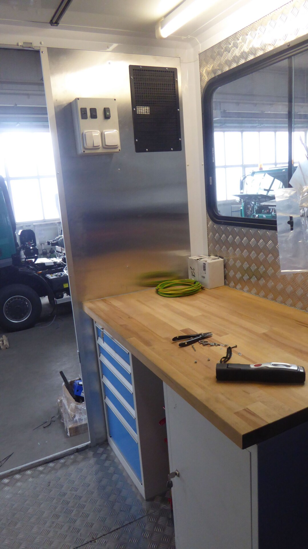 Skříňové servisní moduly na oleje, tuhá maziva a další tekutiny a pro realizaci servisních operací typ CN-MV - Obrázek 2